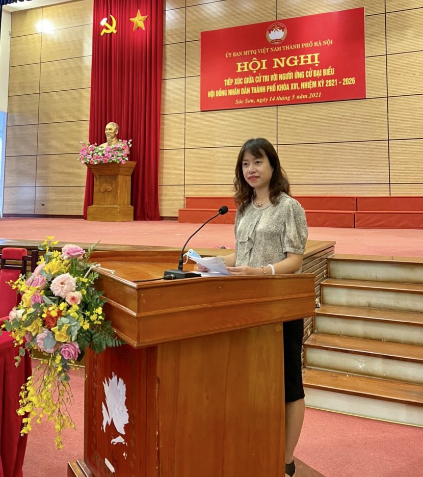 Hiệu trưởng Nguyễn Vũ Bích Hiền tiếp xúc cử tri tại khu vực bầu cử huyện Sóc Sơn