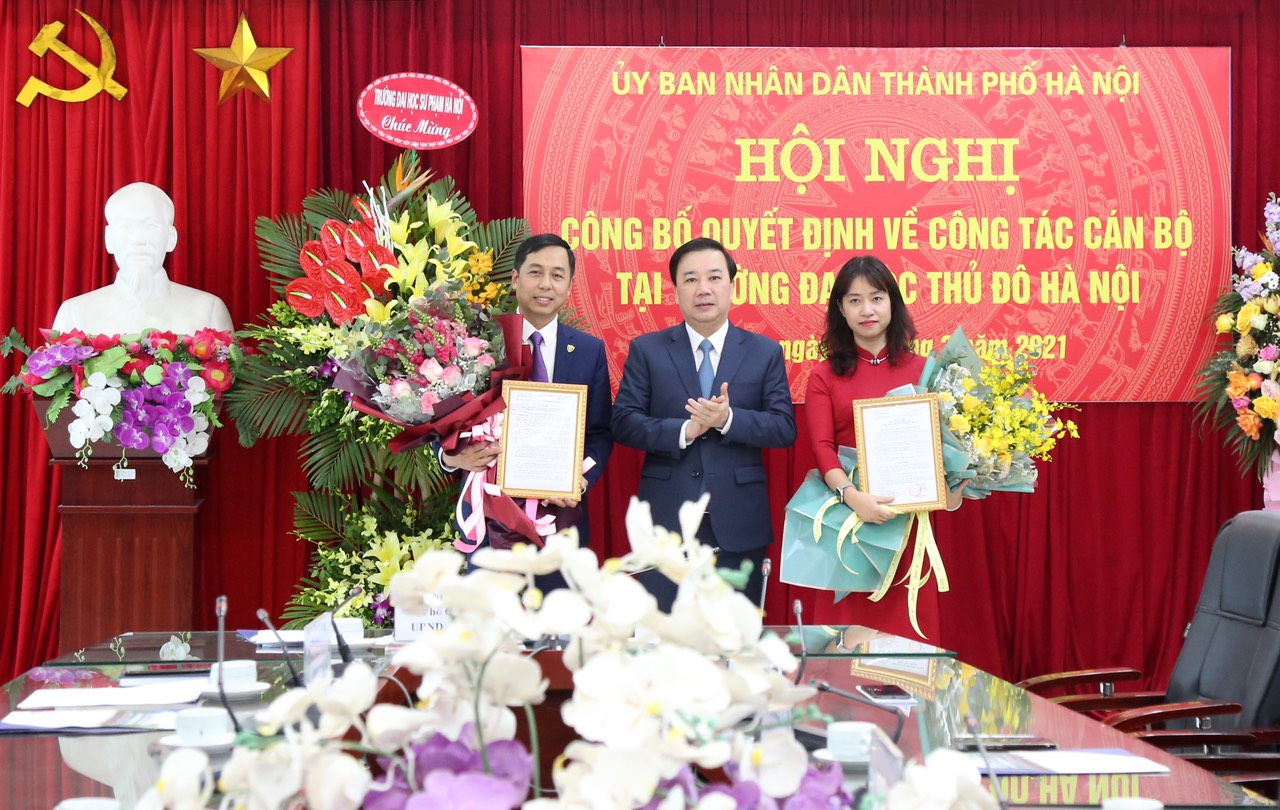 Trao quyết định công nhận Chủ tịch Hội đồng trường và Hiệu trưởng Trường Đại học Thủ đô Hà Nội