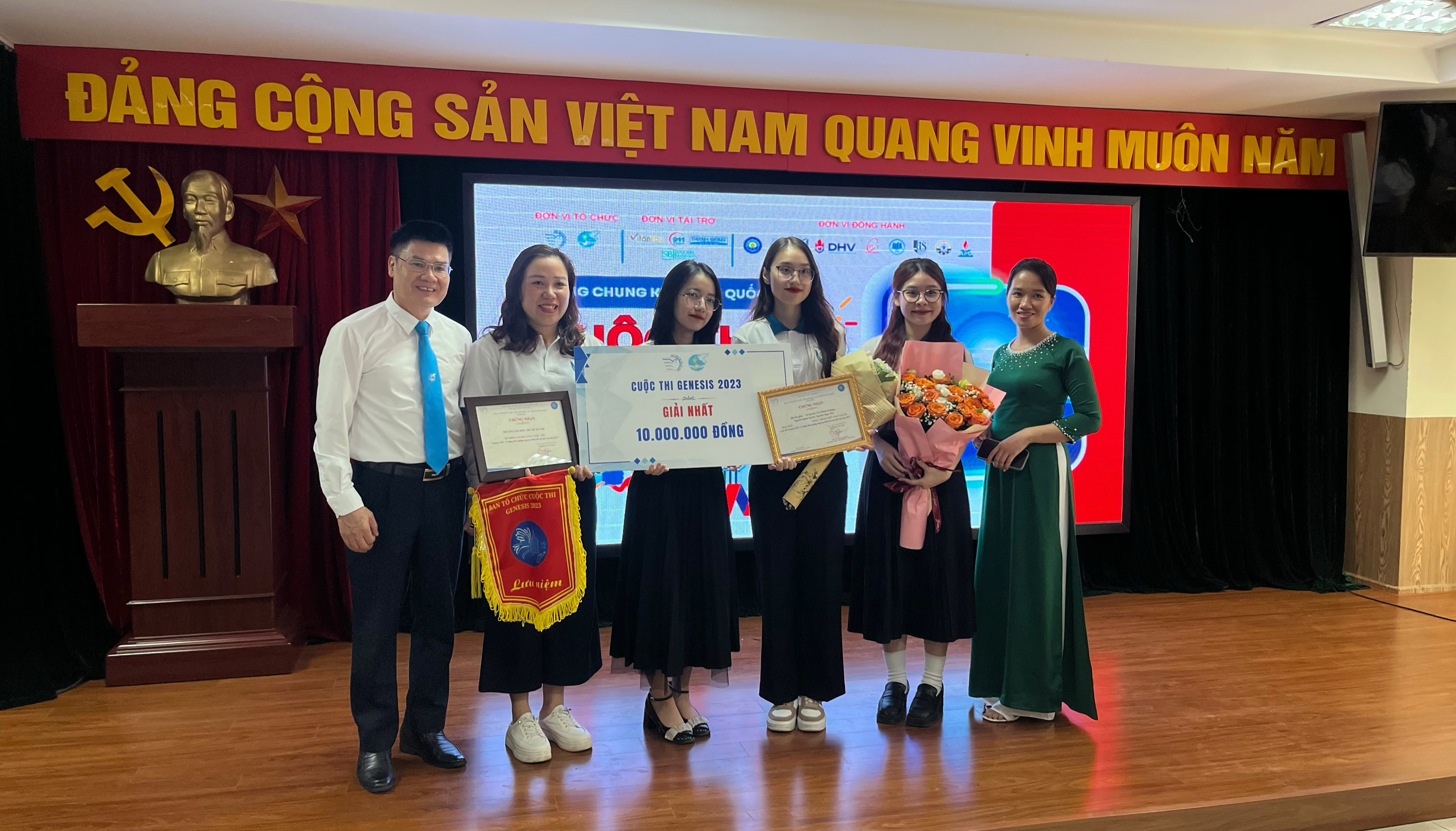 Sinh viên Trường Đại học Thủ đô Hà Nội đạt giải Nhất cuộc thi “Genesis 2023 - Ý tưởng khởi nghiệp sáng tạo dành cho nữ sinh viên”