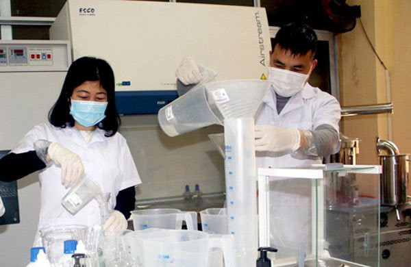 Nghiên cứu sản xuất sản phẩm gel rửa tay khô tại phòng thí nghiệm Trường Đại học Thủ đô Hà Nội
