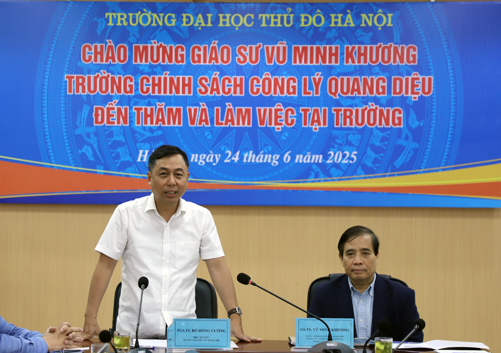 GS Vũ Minh Khương tới thưam và làm việc với trường