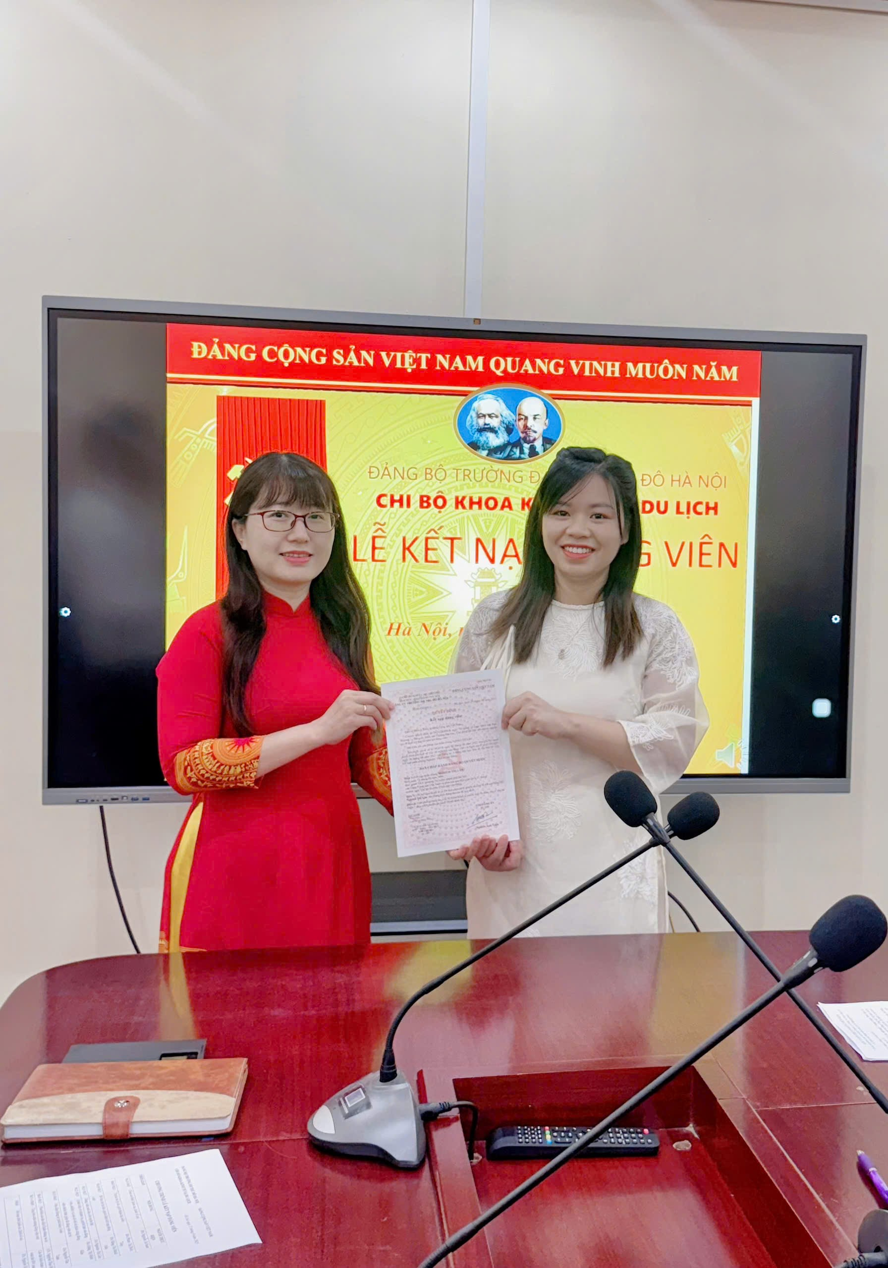 kết nạp Đảng Nghiêm Thị Lân