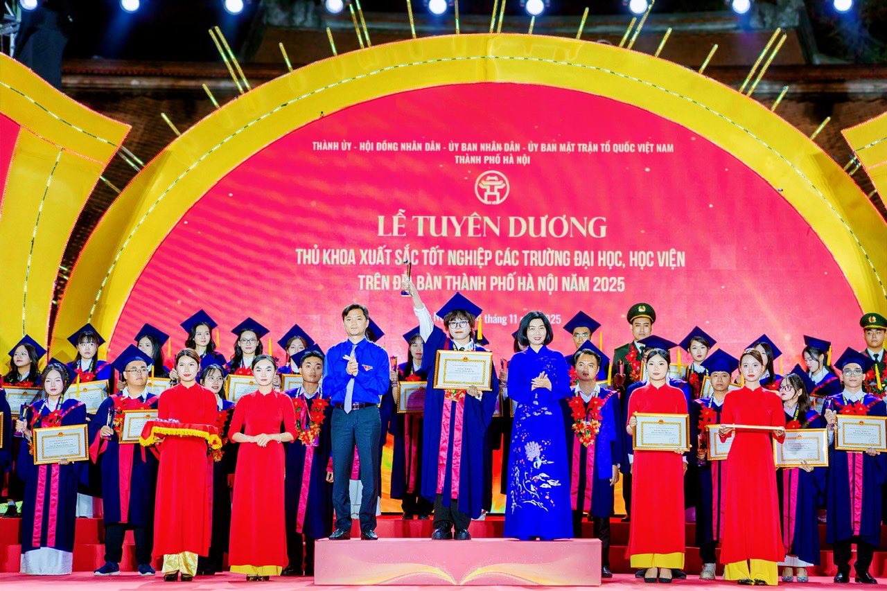 Trường Đại học Thủ đô Hà Nội có 02 Thủ khoa được vinh danh tại Lễ tuyên dương Thủ khoa xuất sắc tốt nghiệp năm 2025.