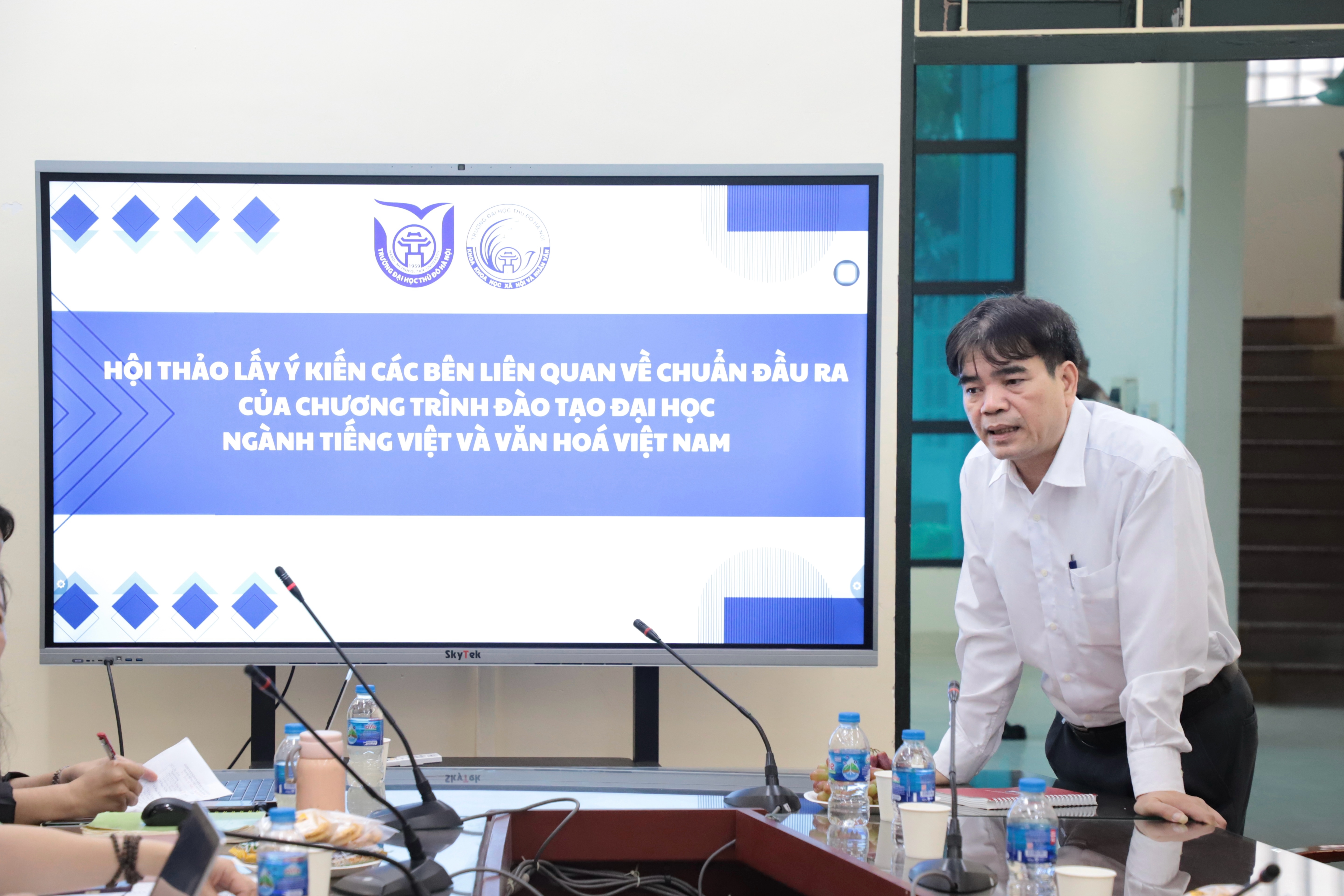 “Lấy ý kiến các bên liên quan về Chuẩn đầu ra của Chương trình đào tạo đại học ngành Tiếng Việt và Văn hóa Việt Nam”