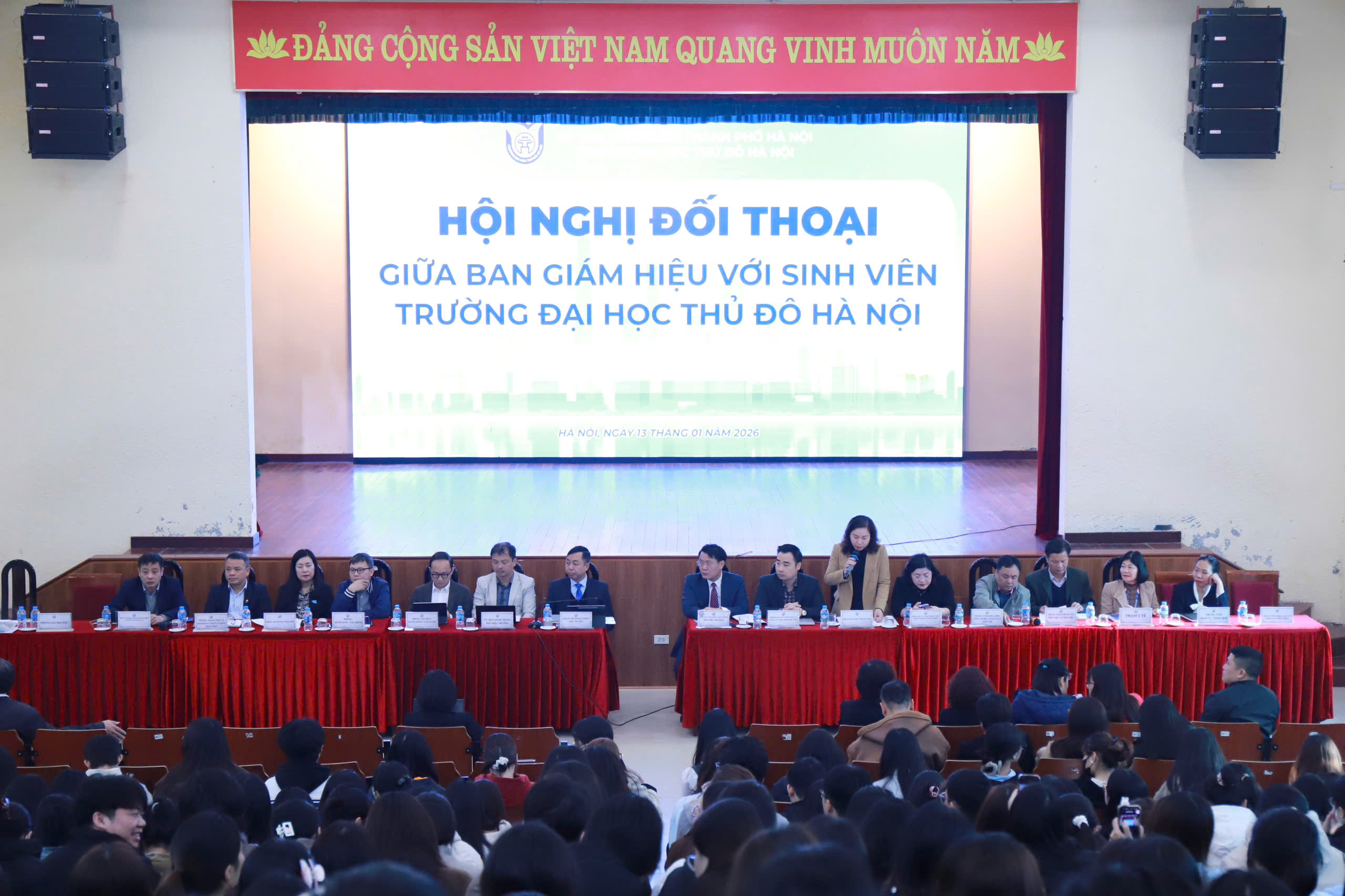 Hội nghị Đối thoại giữa Ban Giám hiệu Nhà trường với Sinh viên Trường Đại học Thủ đô Hà Nội.