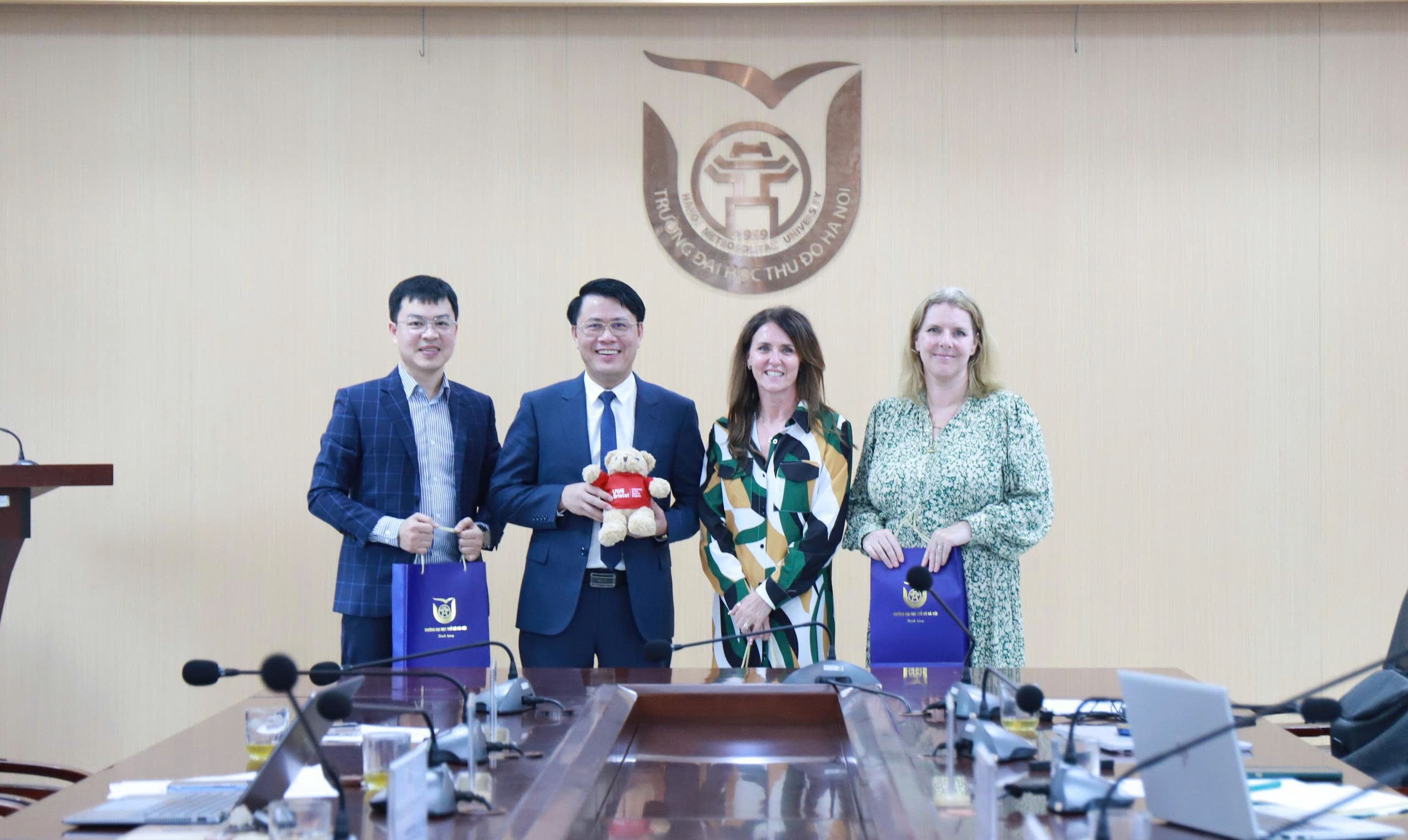 Tăng cường hợp tác quốc tế với Đại học UWE Bristol (Vương quốc Anh).