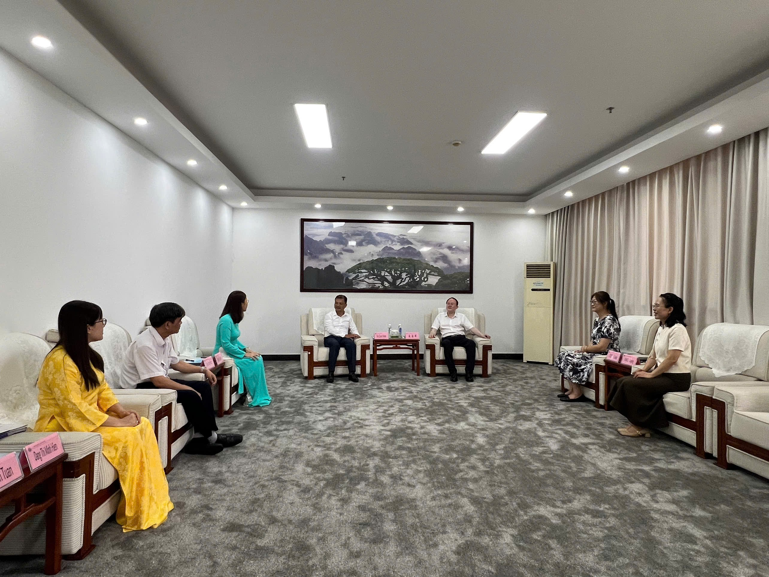 TRƯỜNG ĐẠI HỌC THỦ ĐÔ HÀ NỘI VÀ HỌC VIỆN SƯ PHẠM KHOA HỌC KỸ THUẬT QUẢNG TÂY (TRUNG QUỐC): KẾT NỐI TRI THỨC - THÚC ĐẨY HỢP TÁC ĐÀO TẠO, NGHIÊN CỨU VÀ PHÁT TRIỂN NGUỒN NHÂN LỰC