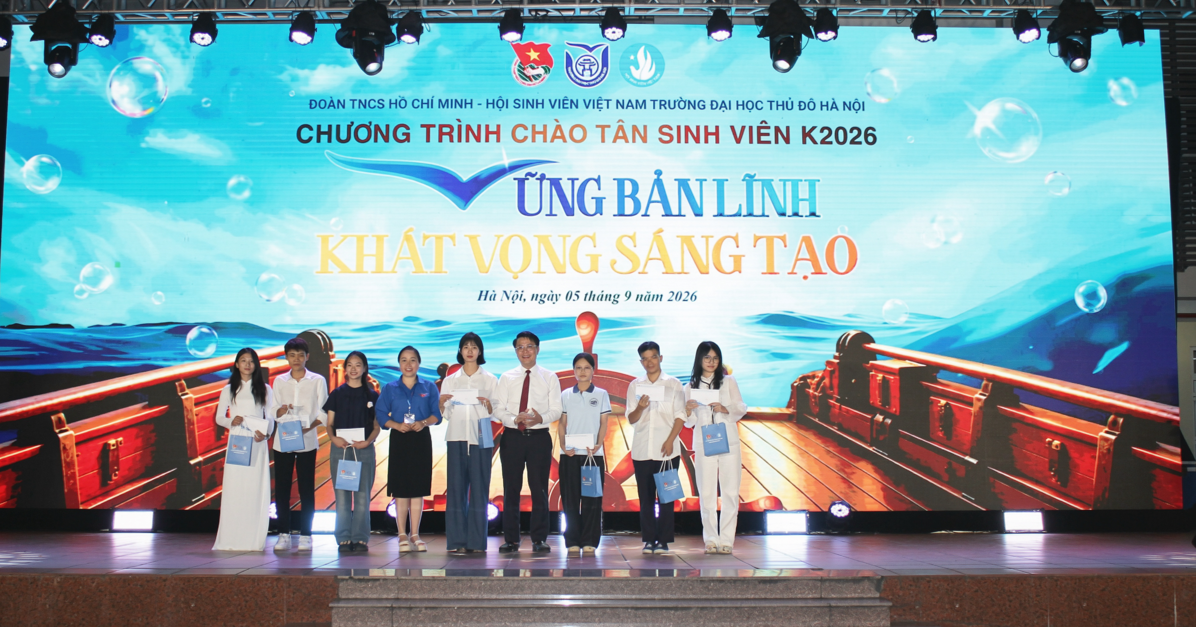 Rực rỡ Gala Chào tân sinh viên khoá 2026: “Vững bản lĩnh, Khát vọng sáng tạo” 