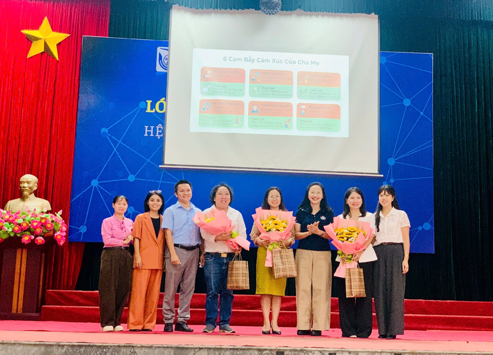 Các diễn giả chụp hình lưu niệm cùng Ban giám hiệu nhà trường và đại diện ban phụ huynh