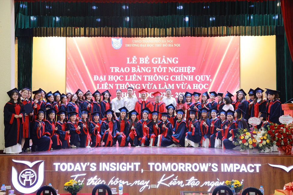 Ban Giám hiệu Nhà trường chụp ảnh kỉ niệm cùng các tân cử nhân.