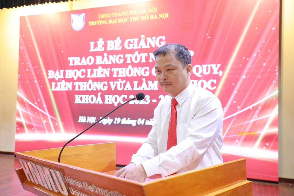 TS. Bùi Quốc Hoàn, Phó Bí thư Đảng uỷ, Phó Hiệu trưởng Nhà trường gửi lời chúc mừng tới các tân cử nhân.