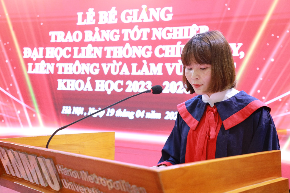 Tân cử nhân Vũ Thị Thanh, lớp DLTC MN2023-09 đại diện sinh viên tốt nghiệp gửi lời tri ân sâu sắc tới Nhà trường. Tại buổi lễ, sinh viên Vũ Thị Thanh, lớp DLTC MN2023-09, đại diện sinh viên tốt nghiệp đã gửi lời tri ân sâu sắc tới Ban Giám hiệu, quý thầy cô giáo, các đơn vị hỗ trợ và gia đình đã luôn đồng hành, tạo điều kiện để sinh viên hoàn thành chương trình học tập. Những chia sẻ chân thành về hành trình vừa học, vừa làm, vừa chăm lo gia đình nhưng vẫn bền bỉ theo đuổi con đường học tập đã mang đến nhiều cảm xúc cho buổi lễ, thể hiện rõ nghị lực, trách nhiệm nghề nghiệp và niềm tin vào giá trị của tri thức.