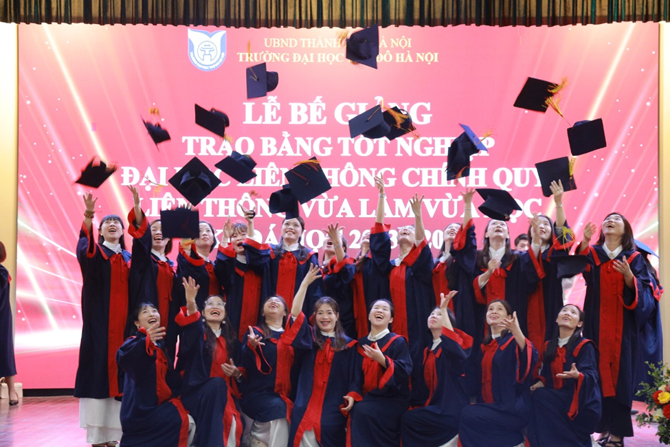 Các tân cử nhân của Trường Đại học Thủ đô Hà Nội lưu lại khoảnh khắc đáng nhớ tại Lễ bế giảng và trao bằng tốt nghiệp liên thông khóa 2023–2026.