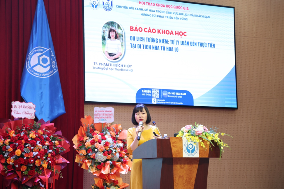 TS. Phạm Thị Bích Thủy, Khoa Kinh tế và Du lịch, Trường Đại học Thủ đô Hà Nội trình bày tham luận tại Hội thảo