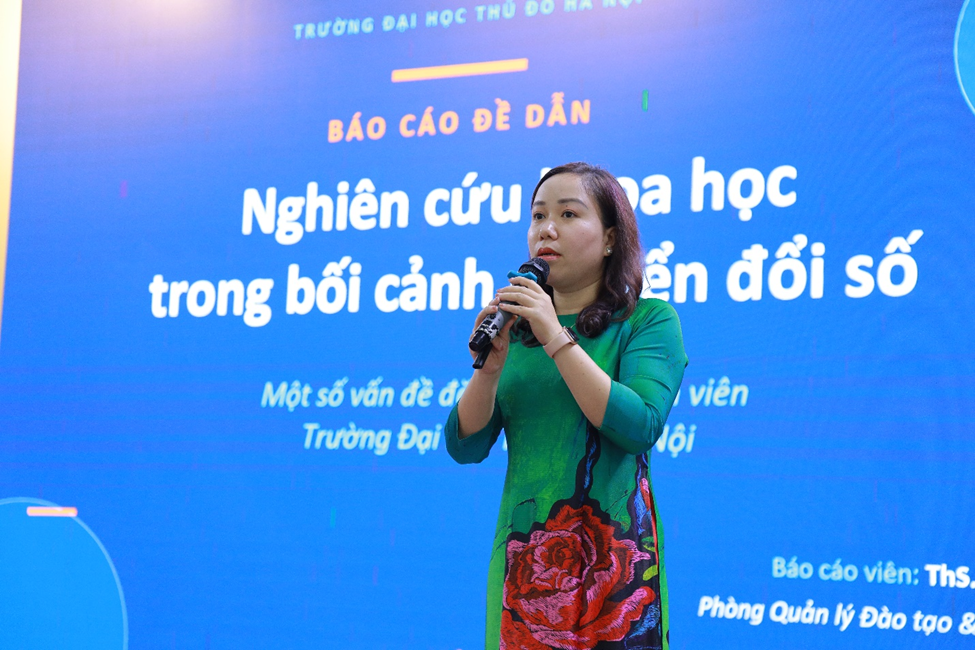 ThS. Hà Thu Thuỷ, Bí thư Đoàn Thanh niên, Phó Trưởng phòng QLĐT & CTHSSV trình bày báo cáo chủ đề “Nghiên cứu khoa học trong bối cảnh chuyển đổi số – Một số vấn đề đặt ra đối với sinh viên Trường Đại học Thủ đô Hà Nội”.