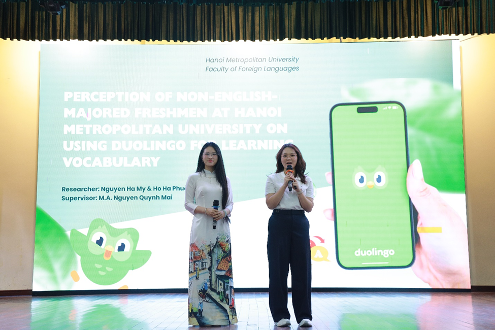 Các em sinh viên trình bày báo cáo tại Hội thảo khoa học.