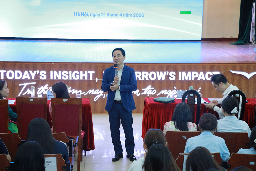 TS. Trần Anh Tuấn. Bí thư Đảng ủy, Phó Hiệu trưởng Nhà trường trao đổi, thảo luận với sinh viên tại Hội thảo Sinh viên Nghiên cứu Khoa học lần thứ nhất năm 2026.