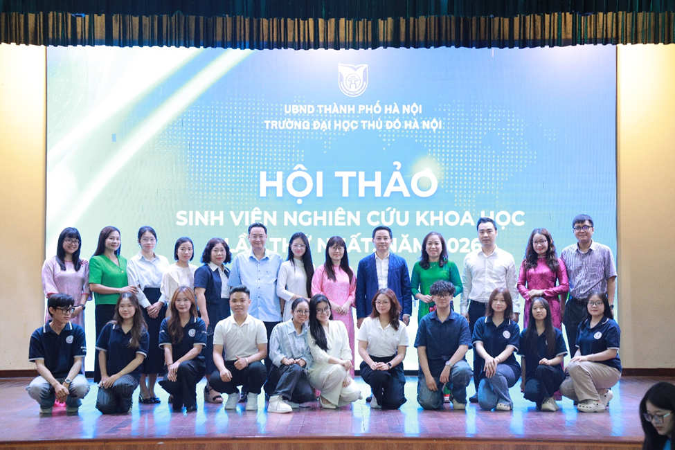 Ban Giám hiệu, lãnh đạo các đơn vị, giảng viên hướng dẫn cùng các sinh viên tham gia hội thảo chụp ảnh lưu niệm sau chương trình.