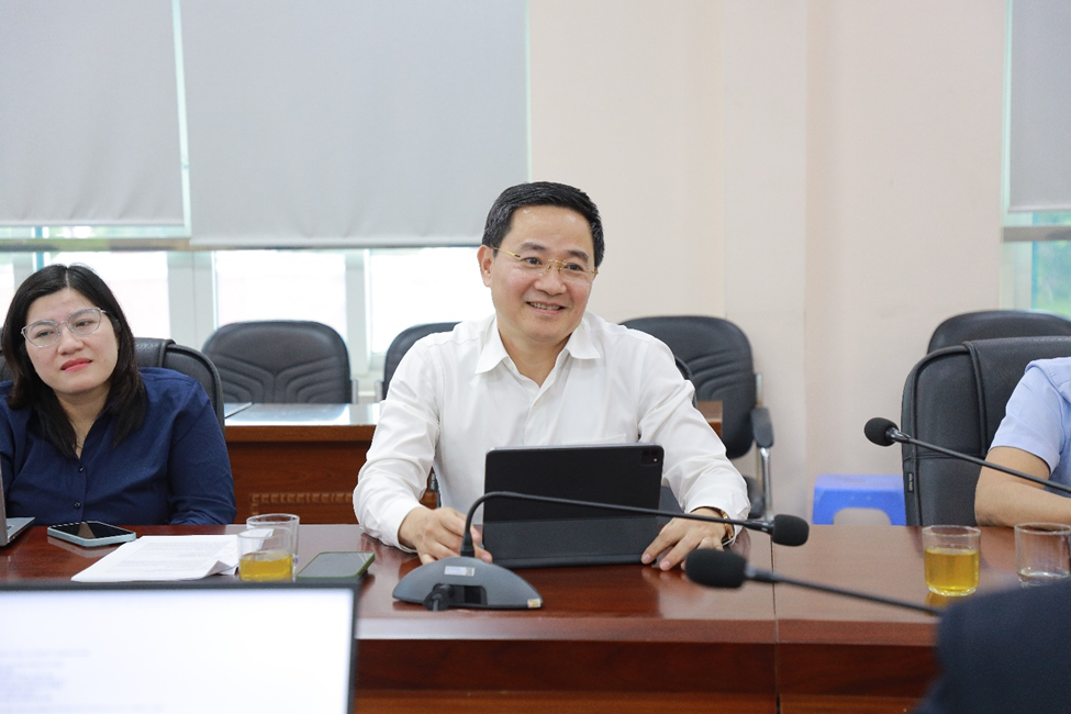 TS. Trần Anh Tuấn, Phó Hiệu trưởng Nhà trường trao đổi, đề xuất các định hướng hợp tác tại buổi làm việc.