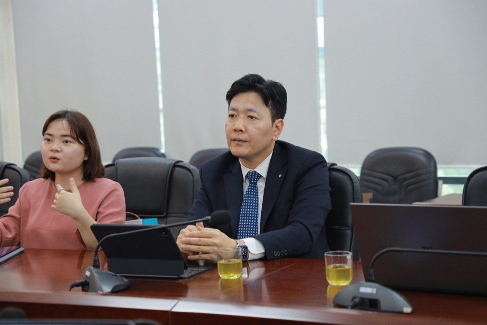 Ông Kim – Trưởng ban Hợp tác phát triển Ủy ban Bất động sản Hàn Quốc phát biểu tại buổi làm việc.