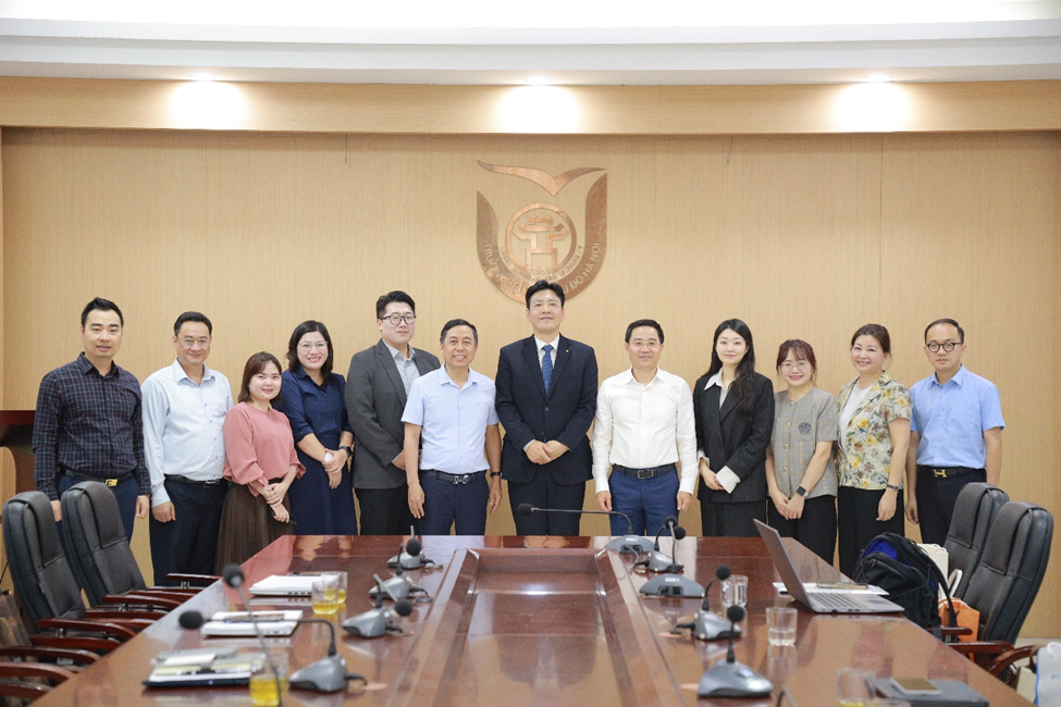 Các đại biểu chụp ảnh lưu niệm tại buổi làm việc.