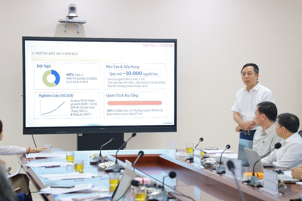 PGS.TS. Đỗ Hồng Cường trình bày dự thảo chiến lược phát triển nhà trường đến năm 2035, tầm nhìn đến năm 2045.