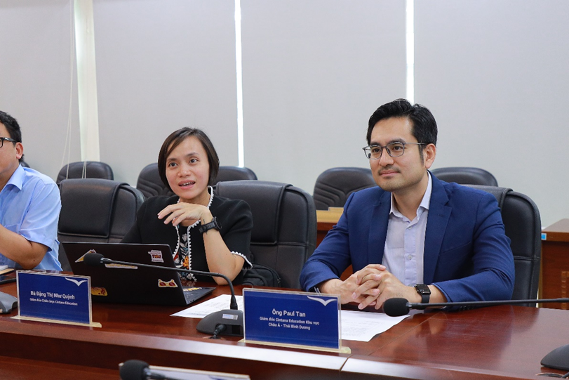 Đại diện đoàn công tác của Arizona State University phát biểu trao đổi tại buổi làm việc với Trường Đại học Thủ đô Hà Nội.