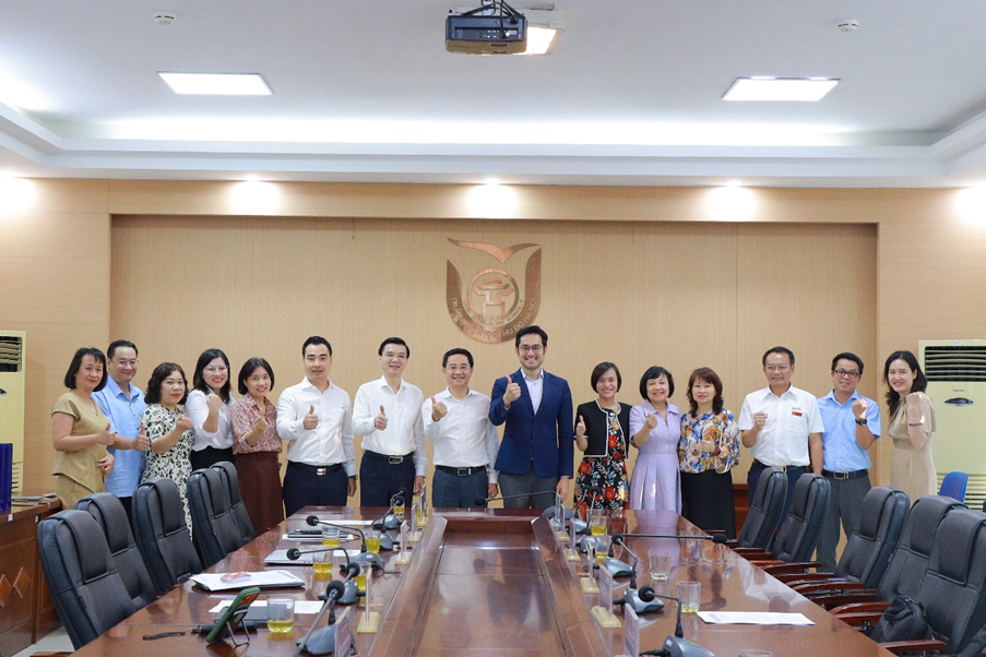 Đoàn công tác của Arizona State University cùng lãnh đạo, cán bộ Trường Đại học Thủ đô Hà Nội chụp ảnh lưu niệm sau buổi làm việc và khảo sát thực tế tại Nhà trường