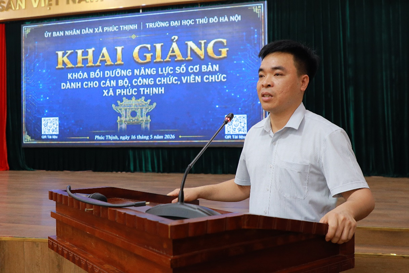 Đồng chí Lê Thế Chuyên, Phó Chủ tịch UBND xã Phúc Thịnh phát biểu khai mạc chương trình bồi dưỡng năng lực số cơ bản năm 2026.