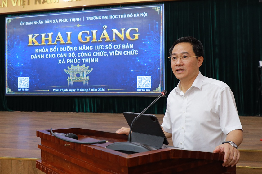 TS. Trần Anh Tuấn, Bí thư Đảng uỷ, Phó Hiệu trưởng Trường Đại học Thủ đô Hà Nội phát biểu khai mạc chương trình bồi dưỡng năng lực số cơ bản năm 2026.