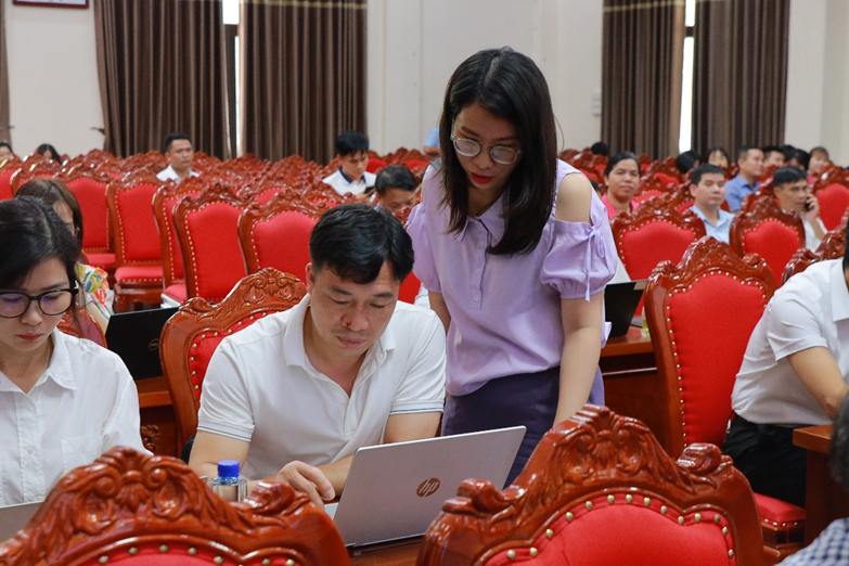 Giảng viên Trường Đại học Thủ đô Hà Nội trực tiếp hướng dẫn, hỗ trợ học viên thực hành trên thiết bị cá nhân tại lớp bồi dưỡng.
