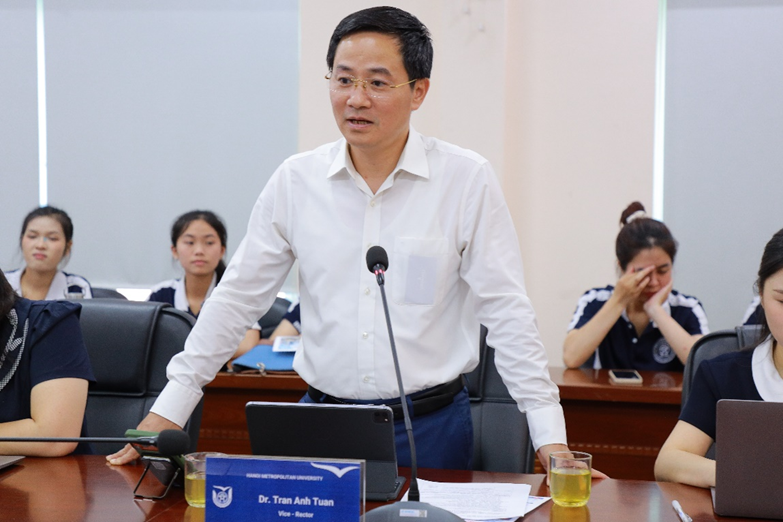 TS. Trần Anh Tuấn, Bí thư Đảng uỷ, Phó Hiệu trưởng Nhà trường phát biểu tại buổi làm việc.