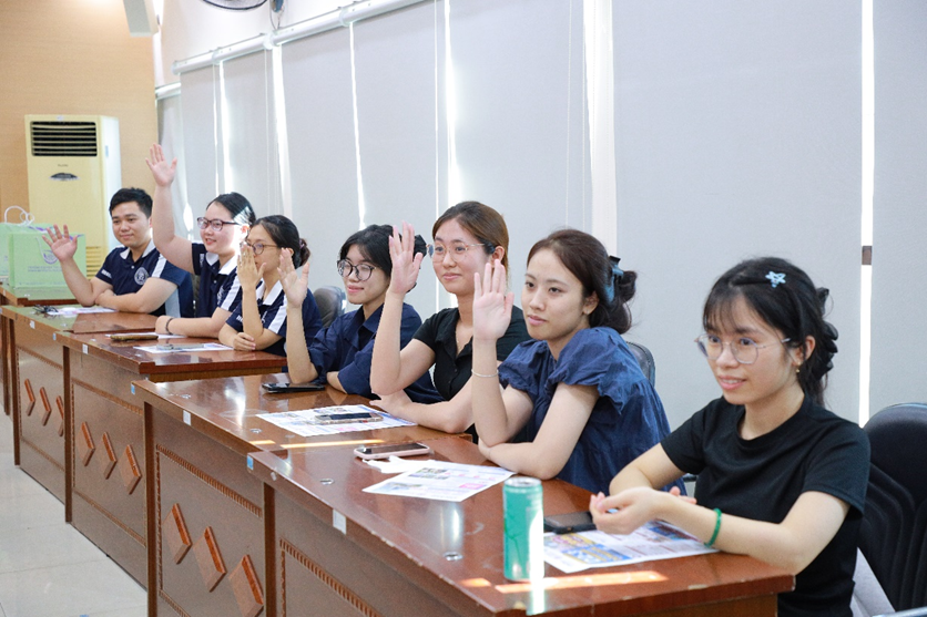 Sinh viên Nhà trường hào hứng tìm hiểu thông tin về chương trình học tập và cơ hội du học tại Hàn Quốc.