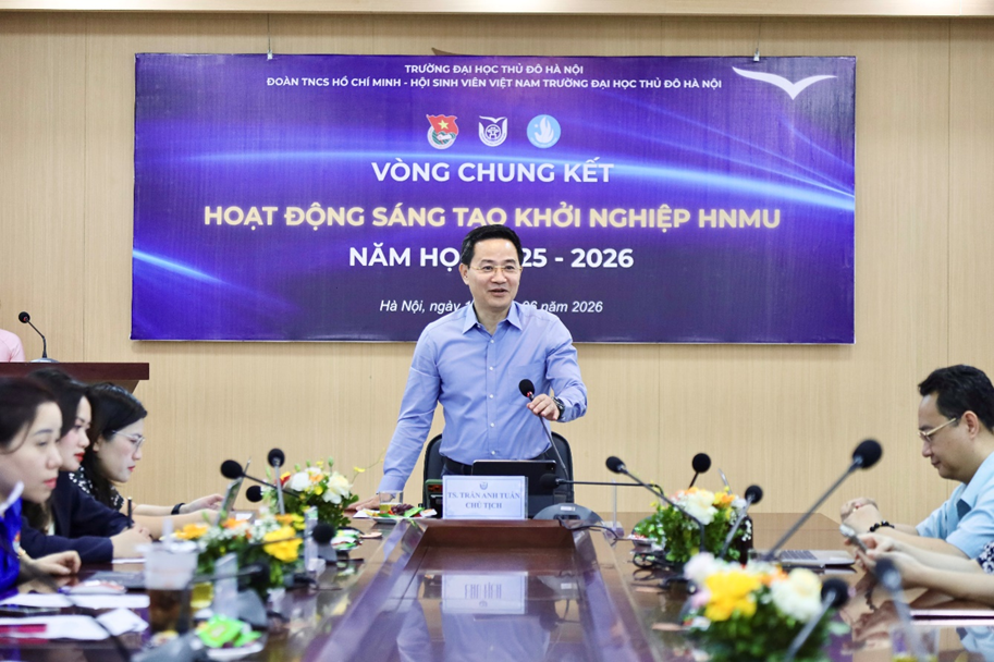 TS. Trần Anh Tuấn, Phó Hiệu trưởng Nhà trường phát biểu tại vòng chung khảo.