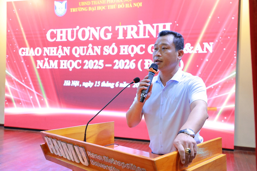 TS Phạm Đình Tâm, Phó Trưởng Khoa Giáo dục thể chất - Quốc phòng và An ninh phổ biến nội quy trong quá trình học GDQP&AN.