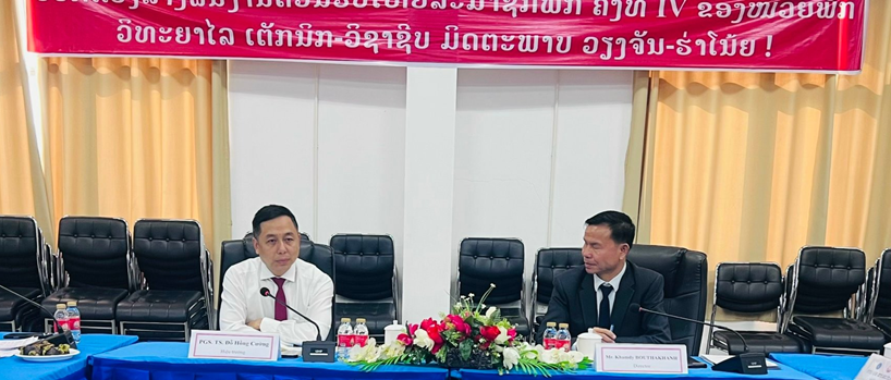 PGS.TS. Đỗ Hồng Cường, Hiệu trưởng Trường Đại học Thủ đô Hà Nội trao đổi nội dung hợp tác với ông Khamdy Boutthakhanh – Hiệu trưởng Trường Cao đẳng Kỹ thuật Dạy nghề Hữu nghị Viêng Chăn – Hà Nội