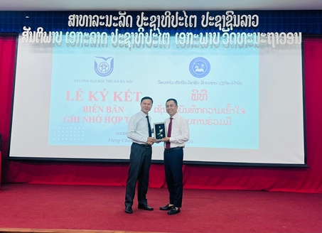 Lãnh đạo hai nhà trường trao nhau quà lưu niệm