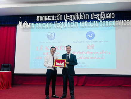 Lãnh đạo hai nhà trường trao nhau quà lưu niệm