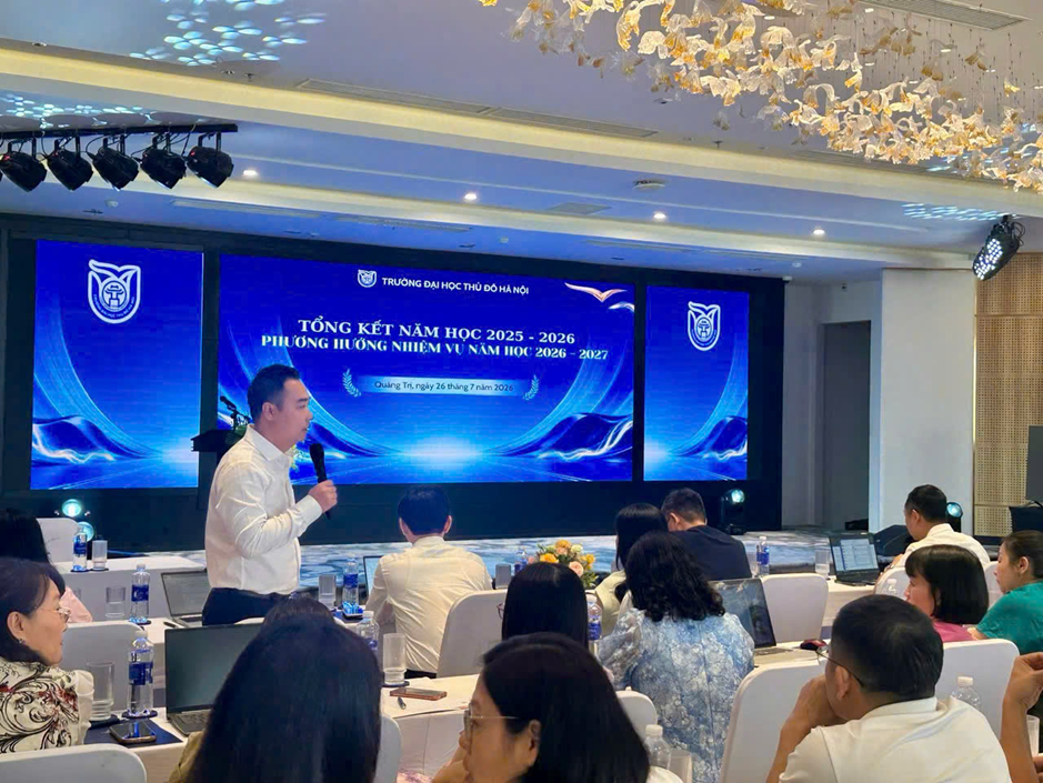 TS. Đào Trường Thành, Trưởng phòng Quản lý Đào tạo và Công tác học sinh sinh viên, báo cáo công tác đào tạo năm học 2025-2026.