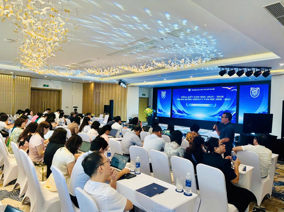 Lãnh đạo các khoa, phòng, trung tâm và viện báo cáo kết quả thực hiện nhiệm vụ, đề xuất phương hướng năm học 2026–2027.