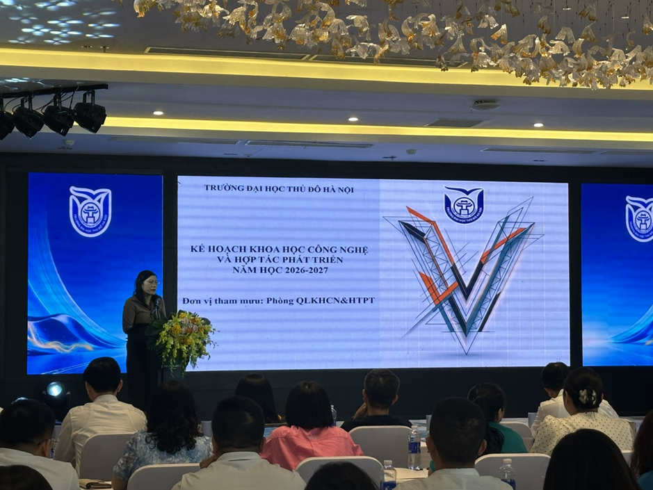 TS. Đinh Thị Kim Thương, Trưởng phòng Quản lí Khoa học Công nghệ và Hợp tác phát triển trình bày phương hướng, nhiệm vụ công tác nghiên cứu khoa học năm học 2026–2027.