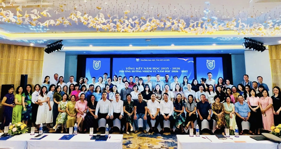 Đảng ủy, Ban Giám hiệu cùng lãnh đạo các đơn vị chụp ảnh lưu niệm tại Hội nghị tổng kết năm học 2025–2026 và triển khai phương hướng, nhiệm vụ năm học 2026–2027.