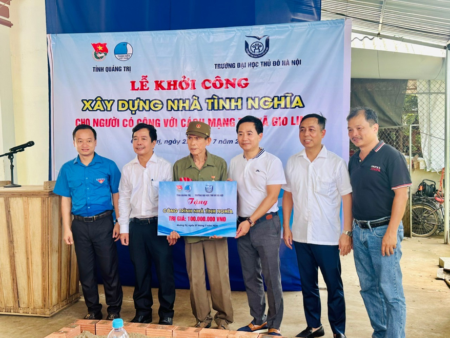 Trường Đại học Thủ đô Hà Nội trao tặng 100 triệu đồng hỗ trợ xây dựng Nhà Tình nghĩa cho gia đình ông Lê Thanh Cán tại xã Gio Linh, tỉnh Quảng Trị.