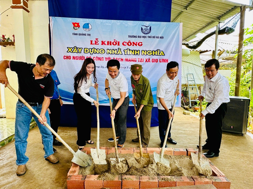 Các đại biểu thực hiện nghi thức khởi công xây dựng Nhà Tình nghĩa cho gia đình ông Lê Thanh Cán tại thôn Gio Bình, xã Gio Linh, tỉnh Quảng Trị.