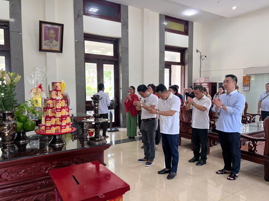 Đoàn đại biểu Trường Đại học Thủ đô Hà Nội dâng hoa, dâng hương tại các “địa điểm đỏ” ở tỉnh Quảng Trị.