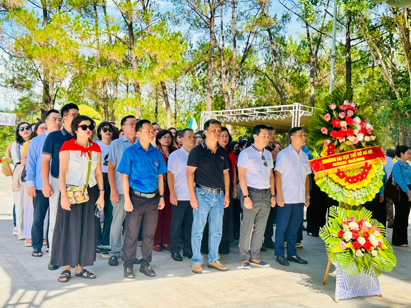 Đoàn đại biểu Trường Đại học Thủ đô Hà Nội dâng hoa, dâng hương tại các “địa điểm đỏ” ở tỉnh Quảng Trị.