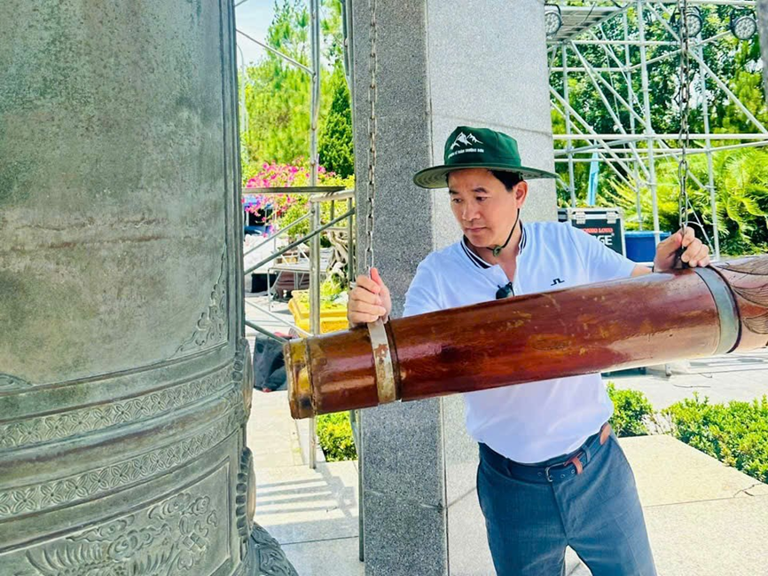 TS. Trần Anh Tuấn, Bí thư Đảng ủy, Phó Hiệu trưởng Nhà trường thực hiện nghi thức thỉnh 9 tiếng chuông tại Nghĩa trang Liệt sĩ quốc gia Đường 9.