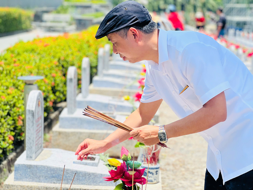 PSG.TS Đỗ Hồng Cường - Phó Bí thư Đảng ủy, Hiệu trưởng Nhà trường thắp hương tại các phần mộ liệt sĩ.
