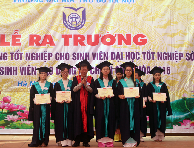 Lễ ra trường và trao bằng tốt nghiệp cho sinh viên đại học tốt nghiệp sớm, sinh viên cao đẳng chính quy khoá 2016