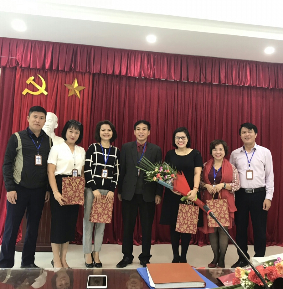 Ban Vì sự tiến bộ của Phụ nữ chúc mừng một số đơn vị trong trường nhân dịp kỷ niệm 88 năm ngày Phụ nữ Việt Nam